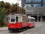  Halbstarken - Garnitur ( = alter Triebwagen und damals moderner Beiwagen ) bestehend aus L1 2606 und c3 1110 bei der Rückfahrt von der Parade  150 Jahre Straßenbahn in Wien  ins Museum in