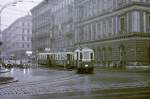 Wien Wiener Verkehrsbetriebe Allerheiligenverkehr 1975: Ein Zug der SL 46Z bestehend aus dem Tw M 4070 und zwei Bw des Typs m3 (53xx und 5275) biegt am 1.