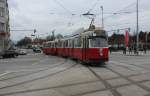 Wien Wiener Linien: E2 4004 (SGP 1978) + c5 1404 (Rotax 1978) auf der SL D nähern sich am 16. Februar 2016 der Haltestelle Quartier Belvedere (früher: Haltestelle Südbahnhof). - Im Hintergrund ahnt man das Schloss Belvedere. 