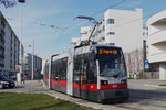 B 656 auf der baustellenbedingt in Kagran gekürzten Linie 25 beim Einbiegen in die Prandaugasse, 27.03.2016