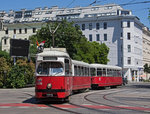 Wien E1 4538 + c4 1366 als Linie 49 am Urban Loritz Platz, 07.06.2016.