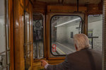 Fahrerplatz eines M1 Triebwagens für sitzenden Fahrer    M1 4152 unterwegs am 25.Juli.2014 in der Ustrab, der Wiener Unterpflasterstraßenbahn.