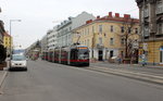 Wien Wiener Linien SL 26: Der ULF B 671 hat auf seiner Fahrt nach Hausfeldstraße eben die Haltestelle Hopfengasse in der Prager Straße (Wien-Floridsdorf) verlassen.