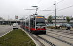 Wien Wiener Linien SL 25 (B 553) XII, Donaustadt, Prandaugasse am 21. Oktober 2016. - Max Emanuel Hildebrand von Prandau besaß in den Jahren 1719 bis 1729 den Freihof von Kagran. 1917 erhielt die ursprüngliche Plankengasse den Namen Prandaugasse.