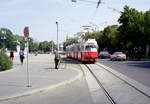 Wien WVB SL J (E1 4533 (Bombardier-Rotax 1973)) I, Innere Stadt, Dr.-Karl-Renner-Ring / Parlament im August 1994.