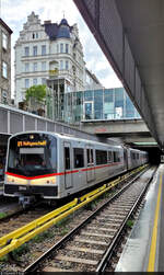 Geradlinigkeit und historischer Baustil:
V-Wagen 3846 bei der Einfahrt in die Wiener U-Bahn-Haltestelle Kettenbrückengasse.

🧰 Wiener Linien GmbH & Co KG
🚇 U4 Hütteldorf (A)–Heiligenstadt (A)
🕓 8.9.2022 | 16:23 Uhr