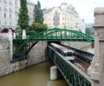 Ein Zug der Linie U4 berquert die schiefe Brcke ber den Wien Fluss.