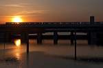 U2 zwischen Donaustadtbrücke und Donaumarina, im Sonnenuntergang am Abend des 28.05.2015.