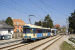 Am 24. März 2022 ist das Gespann aus den Triebwägen 105 und 401 passenderweise mit Zug 105 nach Baden unterwegs und hat vor kurzem den Bahnhof Traiskirchen Lokalbahn verlassen. 