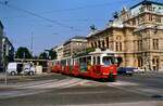 Eine Symphonie aus Wiener Oper und Wiener Straßenbahn: TW 4516 und Beiwagen 1316 am 15.08.1984 auf der Linie 2.