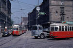 Wien WVB: C1 112 auf der SL 71 in Richtung Zentralfriedhof hält im Juli 1975 an der Haltestelle im Rennweg, während T2 429 auf der SL T nach St. Marx von der Landstraßer Hauptstraße in den Rennweg einbiegt. - Scan eines Diapositivs. Kamera: Minolta SRT-101 