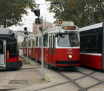 Wien Wiener Linien: Der E2 4312 (Bombardier-Rotax 1986) auf der SL 6 steckt fast in der Klemme zwischen zwei neueren Wagentypen, einem ULF und einem Flexity-Wien.