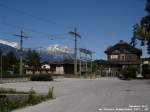 Bahnhof Silz mit der Hohen Munde, die in der Mittagssonne leuchtet.