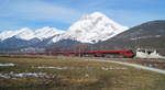 RJX 160 (Bratislava hlavná stanica - Zürich HB) und RJX 560 (Flughafen Wien - Feldkirch) sind vor der Kulisse der Hohen Munde bei Oberhofen im Inntal auf dem Weg Richtung Arlberg,