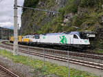 Ein Kontainerzug mit Zugloks BR 183 717-8 und 1142 578-5 der Steiermarkbahn auf dem Weg von Graz nach Wolfurt hier beim Zwischenhalt zwecks RailJet Überholung.