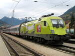 ÖBB 1116 033-0  Telekom Austria  wartet mit einem EC von Landeck-Zams nach Salzburg Hbf auf die Bereitstellung auf Gleis 1. Aufgenommen am 09.11.2008