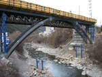 Blick auf die Brückenbaustelle in Landeck im Winter 2009. Die  neue  Innbrücke wurde neben der alten Brücke, welche noch in Betrieb dahinter war, aufgebaut und später in die richtig Position geschoben. Aufgenommen am 08.03.2009