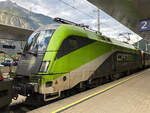 ÖBB 1016 016-8  CAT  mit dem EC 164  Transalpin  von Graz Hbf nach Zürich HB beim Zwischenhalt in Landeck-Zams. Aufgenommen am 04.10.2021