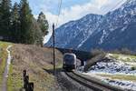 Auf der Fahrt von Bregenz zum Flughafen Wien schiebt 1116 205 am 19.02.2023 die Wagen des RJX 869 bei Braz durch den Mühletobel-Aquädukt