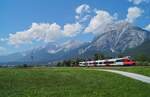 Der eigentlich in Villach stationierte 4024 124 ist seit dem Jahr 2020 in Innsbruck beheimatet. Noch im alten Schrägdesign und noch mit der Aufschrift der S-Bahn Kärnten versehen war er am 30.07.2020 für den REX 5389 (Landeck-Zams - Innsbruck Hbf) zuständig und passierte dabei bei strahlendem Sommerwetter die Felder bei Flaurling vor dem Panorama der Hohen Munde.