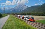 In herrlicher Sommeratmosphäre war der noch mit  S-Bahn-Vorarlberg -Beschriftung verkehrende 4024 026-9 am 30.07.2020 bei Flaurling als S2 5158 auf dem Weg nach Ötztal. Im Hintergrund die mächtige Hohe Munde. Heute fährt dieser Triebwagen nach wie vor in Tirol, jedoch als vollmodernisierter Cityjet-Regiozug.