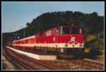 2143 020 hält am 5.09.1994 mit E1854 am Bahnhof Seebenstein.