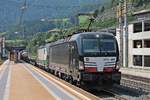 Durchfahrt am Morgen des 03.07.2018 von MRCE/TXL X4 E-668 (193 668-1) zusammen mit ELL/TXL 193 282 und einem langen KLV über Gleis 2 durch den Bahnhof von Matrei am Brenner in Richtung Inntal.