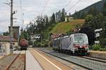 Nachschuss auf 193 772  Viola , als diese am Morgen des 04.07.2018 zusammen mit MRCE/LM X4 E-662 (193 662-4) als Lokzug (Brenner - Kufstein) unterhalb der Kalvarienberg Kirche durch den Bahnhof von