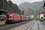 Bei einem leichten Regenschauer am 04.07.2018 fuhr 1016 037 mit einem langen und leeren H-Wagenzug nach Schweden durch den Bahnhof von Steinach in Tirol in Richtung Inntal.