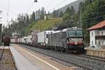 Nachschuss auf MRCE/ÖBB X4 E-603 (193 603-8), als diese am 04.07.2018 bei einem leichten Regenschauer am Zugschluss einer RoLa (Brennersee - Wörgl) von MRCE/ÖBB X4 E-878 (193 878-6)