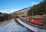 Bei wunderschönem Winterwetter kam die 1216 015-8 am 31.01.2020 erneut vor den Brenner-ECs zum Einsatz. Mit dem EC 87 am Haken begab sich die letzte Flaggenlok aus der 1216.0-Flotte der ÖBB auf die Fahrt Richtung Süden und passierte pünktlich die wartenden Fotografen an der bekannten Stelle in Mühlbachl kurz vor Matrei, um Venezia Santa Lucia anzusteuern.