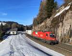 1216 015 ist immer noch als  Flaggenlok  unterwegs.