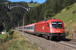 ÖBB 1216 008-3 mit dem EC 85 von München Hbf nach Bologna Centrale. Aufgenommen bei St. Jodok am Brenner am 25.09.2021