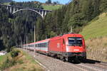 ÖBB 1216 024-0 mit dem EC 85 von München Hbf nach Bologna Centrale. Aufgenommen bei St. Jodok am Brenner am 09.10.2021