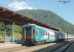 R 33960 Bologna - Brenner fhrt am 07.09.2004 in den Bahnhof Sterzing ein, vorn ein Steuerwagen mit Tiefeinstieg und bergang. Die italenischen Wendezge fahren in Richtung Brenner immer mit Steuerwagen vorn, damit die Lok am Brenner nicht in den Wechselstrombereich kommt.