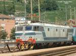 Eine Lok BR 652 in alter Lackierung, die Nummer ist durch die bliche Verzierung nicht lesbar, abgestellt am 29.08.2004 in Bozen Hbf.