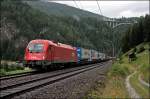 1216 018 (E190 018) schleppt eine RoLa bei St.Jodok die Steigung hinauf zum Terminal Brennersee.