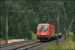 1216 018 (E190 018) bremst den Zug bei der Talfahrt.