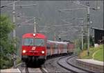 8073 214 ist im R als Steuerwagen eingereiht und erreicht die Haltestelle St.Jodok.