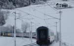 Der Eurocity 80 Verona Porta Nova- Mnchen ist am 27.12.2009, gezogen von der 189 988, in der Schleife St.Jodok unterwegs.