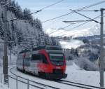 4024 090-5 ist als S4 Innsbruck-Brennero/Brenner kurz hinter der Schleife St.Jodok vor der herrlich verschneiten Bergkulisse nach Gries a.