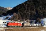 1216 235 mit einem Gterzug bei St. Jodok (05.02.2007)