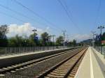 Blick auf die neue Haltestelle Paternion-Feistritz am 9.8.2015. Der alte Bahnhof befindet sich gleich nach der Haltestelle, dieser ist jedoch nurmehr für die Hozverladung in Betrieb.