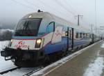 80-90 751 an der Spitze des railjet 530 (Lienz - Wien Meidling) am 4.12.2014 beim Halt in Greifenburg-Weißensee.