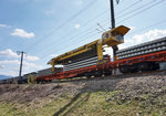 Hier bringt soeben der Schwellentransportwagen des RU 800 S eine Ladung von alten Holzschwellen zu den Schwellenwagen.