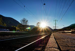 Die Abendsonne bringt die Gleise im Bahnhof Dellach im Drautal zum glänzen.