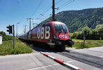 Der  ÖFB-railjet  mit 1116 225-4 als Zuglok, durchfährt am 22.5.2016 den Bahnhof Möllbrücke-Sachsenburg.