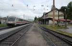 EC 218 beim Halt im Bahnhof Radstadt auf dem Weg von Graz über Salzburg, München nach Frankfurt, Blickrichtung Bischofshofen, Mai 2014