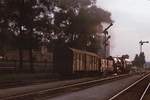 Mit einem an diesem Augusttag 1975 sehr kurzen Güterzug verlässt die CSD-556 0506 den Bahnhof Gmünd/NÖ in Richtung Ceske Velenice