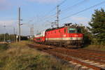 Im letzten Abendlicht des 19.10.2020 fährt die 1144 068 mit dem E2876 von Wien FJB nach Krems an der Donau in den Bahnhof Hadersdorf am Kamp ein.